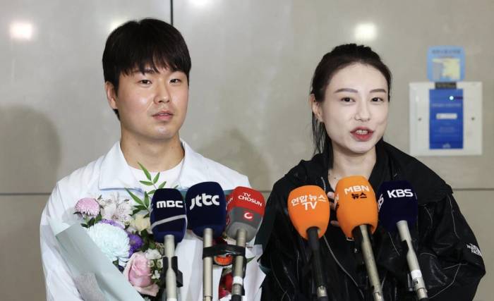Xạ thủ Hàn Quốc Lee Gun-hyeok (trái) và vợ Kim Ye-ji trả lời phỏng vấn tại sân bay quốc tế Incheon, Hàn Quốc ngày 2/10/2026. Ảnh: News1