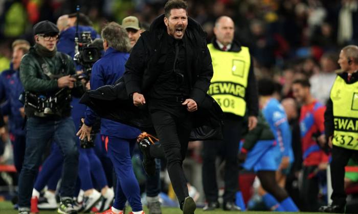 HLV Diego Simeone chạy dọc đường biên ăn mừng sau trận Atletico thắng Man Utd 1-0 ở lượt về vòng 1/8 Champions League tại Old Trafford, Manchester, Anh ngày 15/3/2026. Ảnh: PA