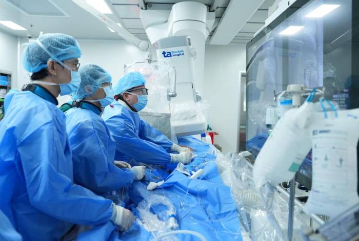 Giáo sư Võ Thành Nhân (ngoài cùng bên phải) can thiệp TAVI với kỹ thuật stent ống khói (chimney technique). Ảnh: Bệnh viện Đa khoa Tâm Anh