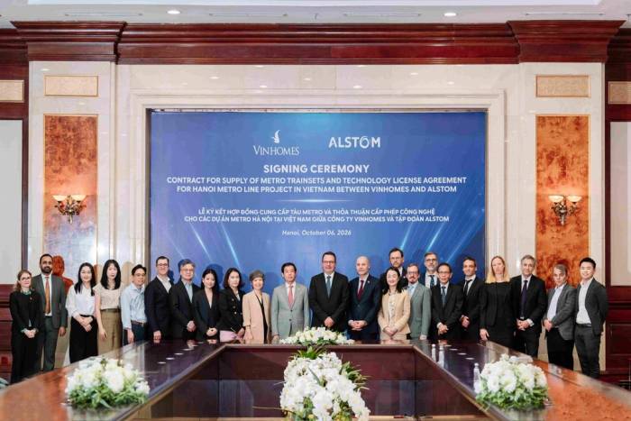 Đại diện Tập đoàn Vingroup, Tập đoàn Alstom và Đại sứ quán Pháp tại Việt Nam, chụp ảnh lưu niệm tại sự kiện. Ảnh: Vingroup
