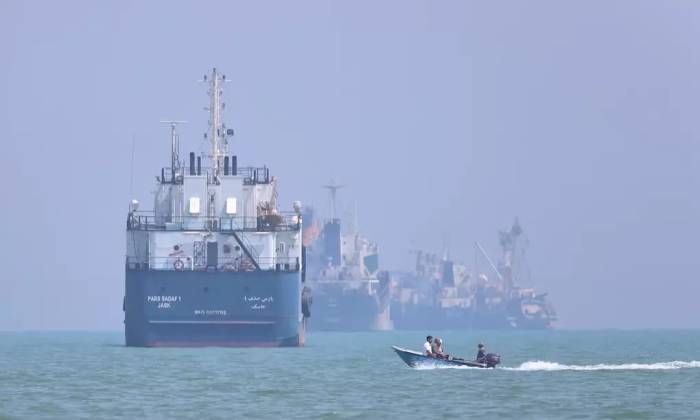 Tàu hàng neo ngoài khơi thành phố Bandar Abbas, Iran ngày 11/6. Ảnh: AP