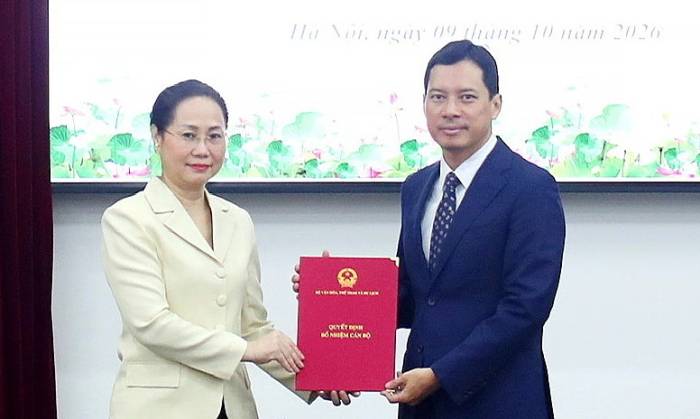 Ông Lê Quang Tự Do (phải) nhận quyết định làm Cục trưởng Cục Báo chí. Ảnh: Hoàng Phong