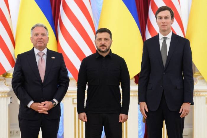 Tổng thống Ukraine Volodymyr Zelensky (giữa) gặp đặc phái viên Mỹ Steve Witkoff (trái) và Jared Kushner tại Kiev ngày 6/9. Ảnh: AFP