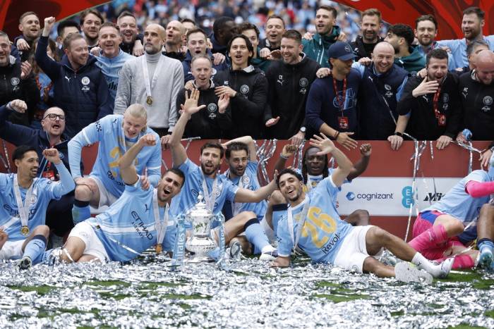 Các cầu thủ và ban huấn luyện Man City ăn mừng Cup FA sau khi Chelsea trên sân Wembley, London, Anh ngày 16/5/2026. Ảnh: Reuters