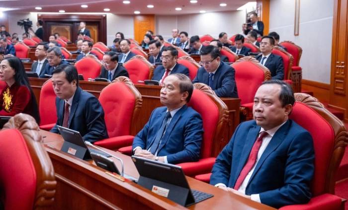 Từ phải qua là Bộ trưởng Khoa học, ông Phạm Tất Thắng, Phó Bí thư chuyên trách Đảng ủy Mặt trận Tổ quốc, các đoàn thể Trung ương, và các đại biểu dự phiên khai mạc Hội nghị Trung ương 4 khoá 14, sáng 5/10. Ảnh: Phạm Thắng