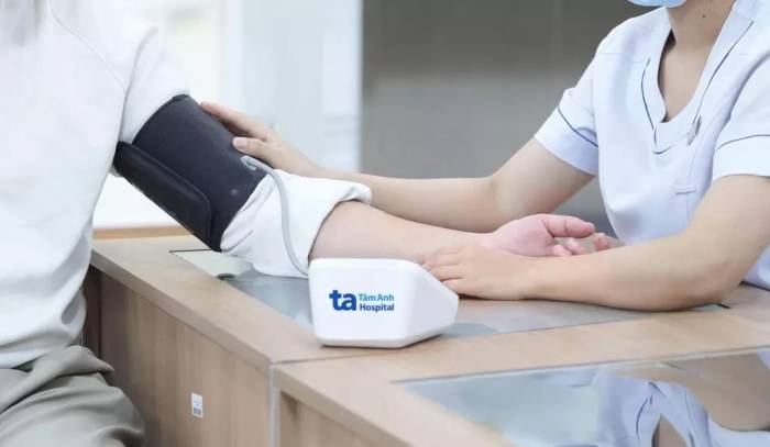 Theo dõi huyết áp định kỳ và đúng cách giúp kiểm soát bệnh, phòng ngừa biến chứng. Ảnh minh họa:Bệnh viện Đa khoa Tâm Anh