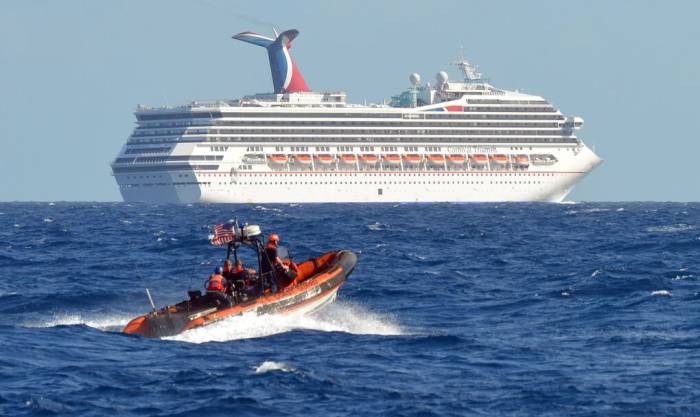 Tàu Carnival Triumph trôi lênh đênh trên vịnh Mexico năm 2013. Ảnh: CNN