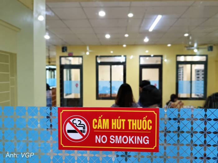 Biển cấm hút thuốc được gắn trên cửa một cơ quan nhà nước. Ảnh: VGP