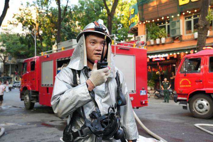 Trung tá Đoài tại hiện trường một vụ cháy hồi tháng 9/2026. Ảnh: Huy Mạnh