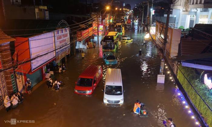 Xe chết máy la liệt do nước ngập trên đường Phan Huy Ích, tối 30/9. Ảnh: Thanh Tùng