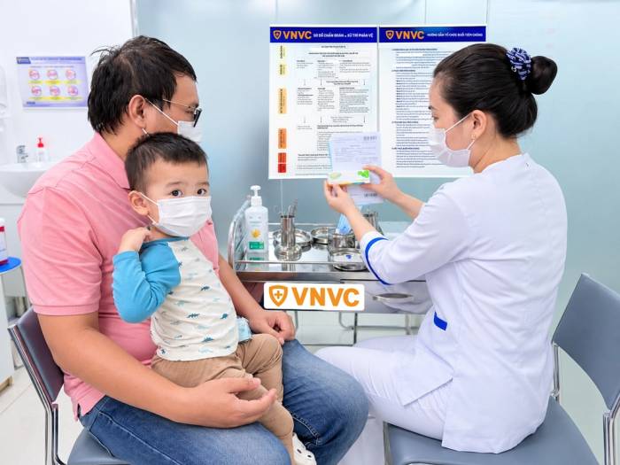 Bé trai 32 tháng tuổi, từng mắc bệnh tay chân miệng 3 lần được ba mẹ đưa đến VNVC Phú Yên tiêm vaccine tay chân miệng để phòng tái nhiễm. Ảnh: Minh Yến