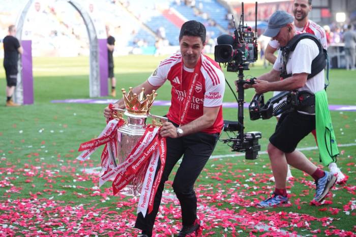 HLV Mikel Arteta mừng chức vô địch Ngoại hạng Anh sau trận Crystal Palace - Arsenal hôm 24/5. Ảnh: AP