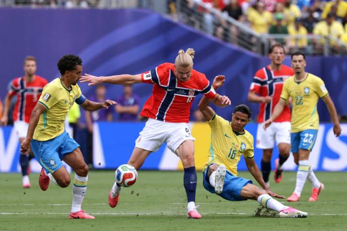 Tiền đạo Erling Haaland tranh chấp với Douglas Santos (16) trong trận Na Uy thắng Brazil 2-1 ở vòng 1/8 World Cup 2026 trên sân New York New Jersey ở Mỹ ngày 5/7/2026. Ảnh: AP