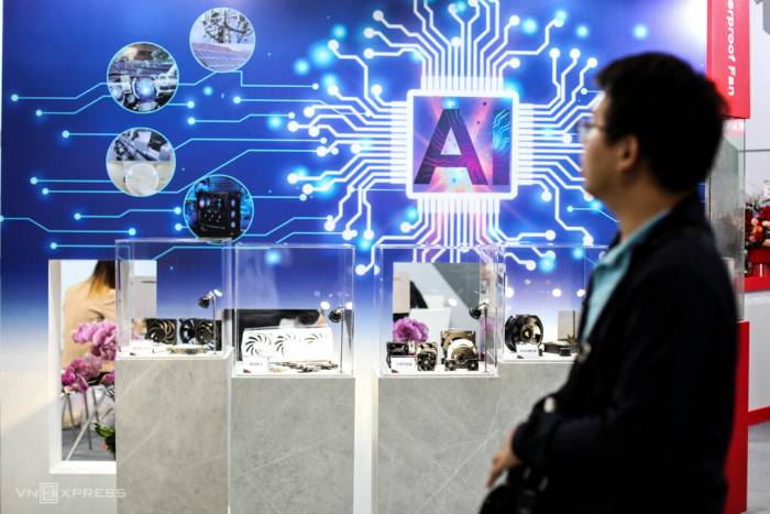 Khách tham quan đi qua nơi trưng bày loạt giải pháp phần cứng về AI tại Triển lãm Computex 2024 ở Đài Loan. Ảnh: Khương Nha