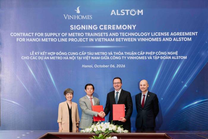 Bà Thái Thị Thanh Hải - Phó chủ tịch Tập đoàn Vingroup, ông Nguyễn Việt Quang - Phó chủ tịch kiêm Tổng giám đốc Tập đoàn Vingroup, ông Martin Sion - Tổng giám đốc Alstom, và ông Didier Le-Bret - Đại sứ Pháp tại Việt Nam (từ trái qua), tại buổi lễ ký kết hợp tác giữa Vingroup và Alstom. Ảnh: Vingroup