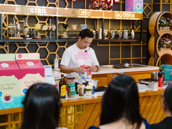 Nhân viên thao tác tại quầy với các sản phẩm pha chế chuyên dụng của Nhất Hương. Ảnh: Nhất Hương