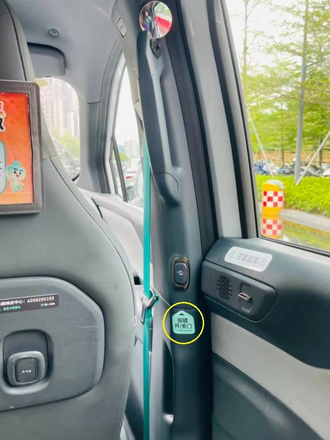 Hướng dẫn nút bấm đóng/mở cửa trên một chiếc robotaxi ở Trung Quốc. Trên bậu cửa kính là lời nhắc cẩn thận khi mở cửa. Ảnh: smzdm