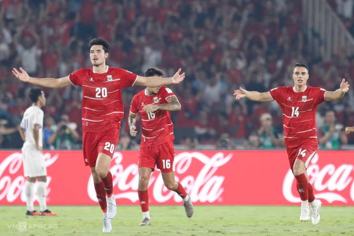 Trung vệ gốc Anh Elkan Baggott (20) và tiền vệ gốc Hà Lan Joey Pelupessy (14) của Indonesia thi đấu trong trận thắng Thái Lan ở chung kết hạng Nhất FIFA ASEAN Cup 2026, trên sân Gelora Bung Karno, Jakarta, Indonesia ngày 5/10/2026. Ảnh: Hai Tư
