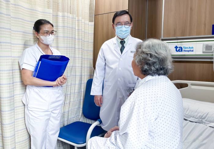 Giáo sư Nhân kiểm tra sức khỏe bệnh nhân trước khi xuất viện. Ảnh: Bệnh viện Đa khoa Tâm Anh