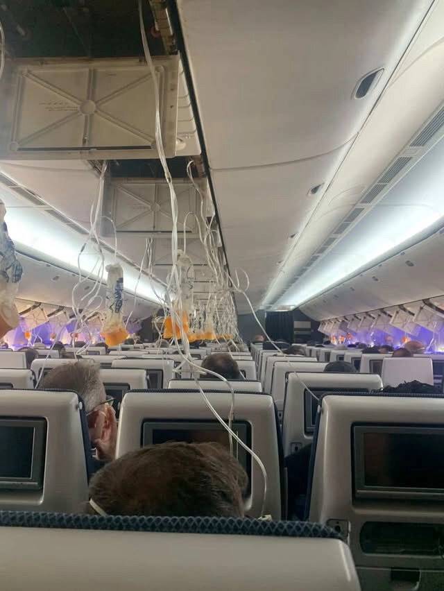 Mặt nạ dưỡng khí bung trên chuyến bay gặp sự cố của British Airways ngày 5/10. Ảnh: Instagram/bozzman2603