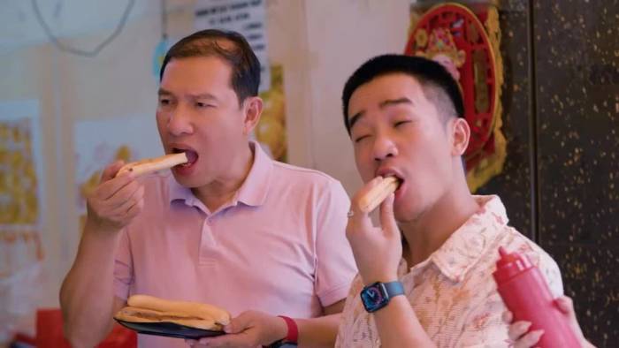 Nghệ sĩ Quang Thắng mê mẩn bánh mì que Hải Phòng