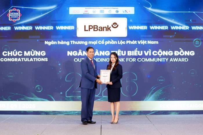 Bà Vũ Nam Hương, Phó tổng giám đốc LPBank nhận giải thưởng Ngân hàng có Sản phẩm Dịch vụ Sáng tạo Tiêu biểu. Ảnh: LPBank