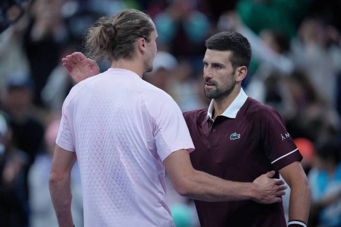 Djokovic bắt tay và ôm Zverev sau chiến thắng ở tứ kết Trung Quốc Mở rộng, trên sân Diamond thuộc Trung tâm Quần vợt Quốc gia tại Bắc Kinh, Trung Quốc ngày 4/10/2026. Ảnh: AP