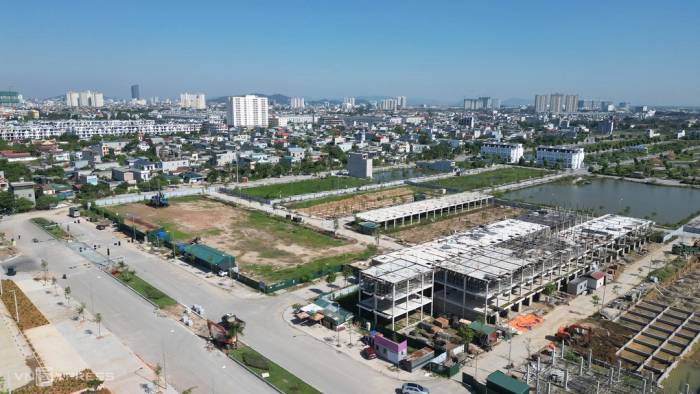 Khu dân cư Quảng Thành đã hoàn thành phân lô, chủ đầu tư đã cơ bản thi công xong hạ tầng đường giao thông, đường điện... Ảnh: Lam Sơn