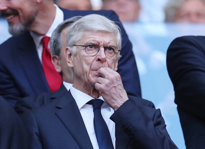 Giám đốc phát triển bóng đá FIFA Arsene Wenger theo dõi trận PSG gặp Arsenal ở chung kết UEFA Champions League 2025-2026, trên sân Puskas, Hungagry ngày 30/5/2026. Ảnh: Reuters