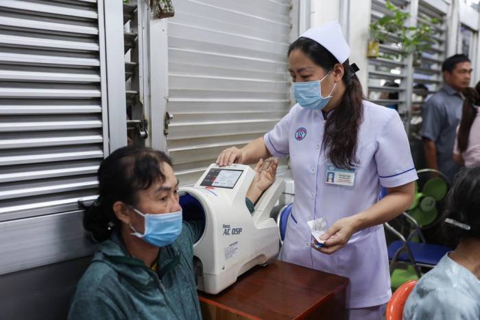 Bệnh nhân đo huyết áp tại Bệnh viện Chợ Rẫy. Ảnh: Quỳnh Trần