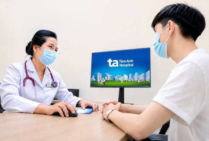 Bác sĩ Thy tư vấn cho người bệnh về theo dõi và chăm sóc sức khỏe hô hấp ở thời điểm tái khám. Ảnh: Bệnh viện Đa khoa Tâm Anh
